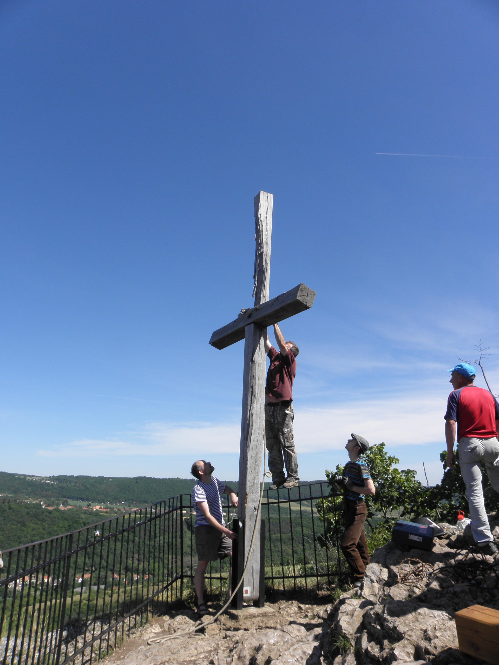 Kříž nad Svatým Janem pod skalou 2017 (33)